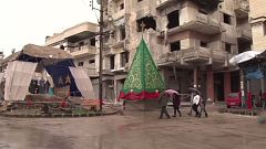 زينة الميلاد وشجرته تضيء الدمار الرمادي في حمص