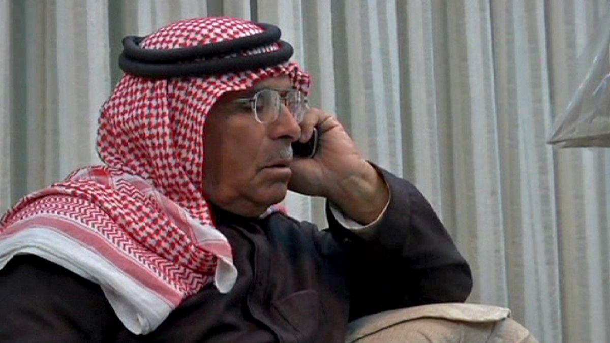 والد الطيار الأردني الأسير لدى "الدولة الإسلامية" يدعو التنظيم إلى معاملته كالضيف