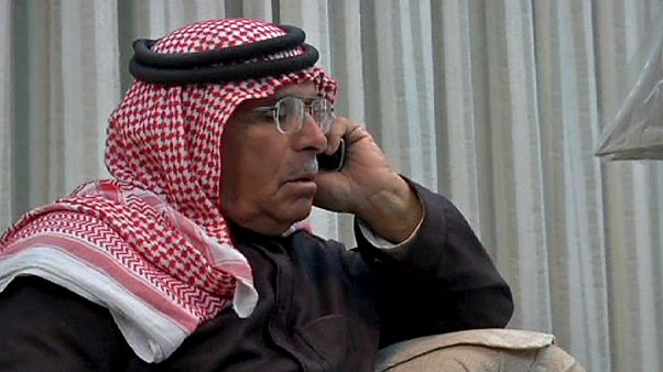 والد الطيار الأردني الأسير لدى "الدولة الإسلامية" يدعو التنظيم إلى معاملته كالضيف والد الطيار الأردني الأسير لدى "الدولة الإسلامية" يدعو التنظيم إلى معاملته كالضيف