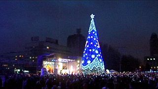 Donetsk accende l'albero di Natale e spera nella fine della guerra in Ucraina