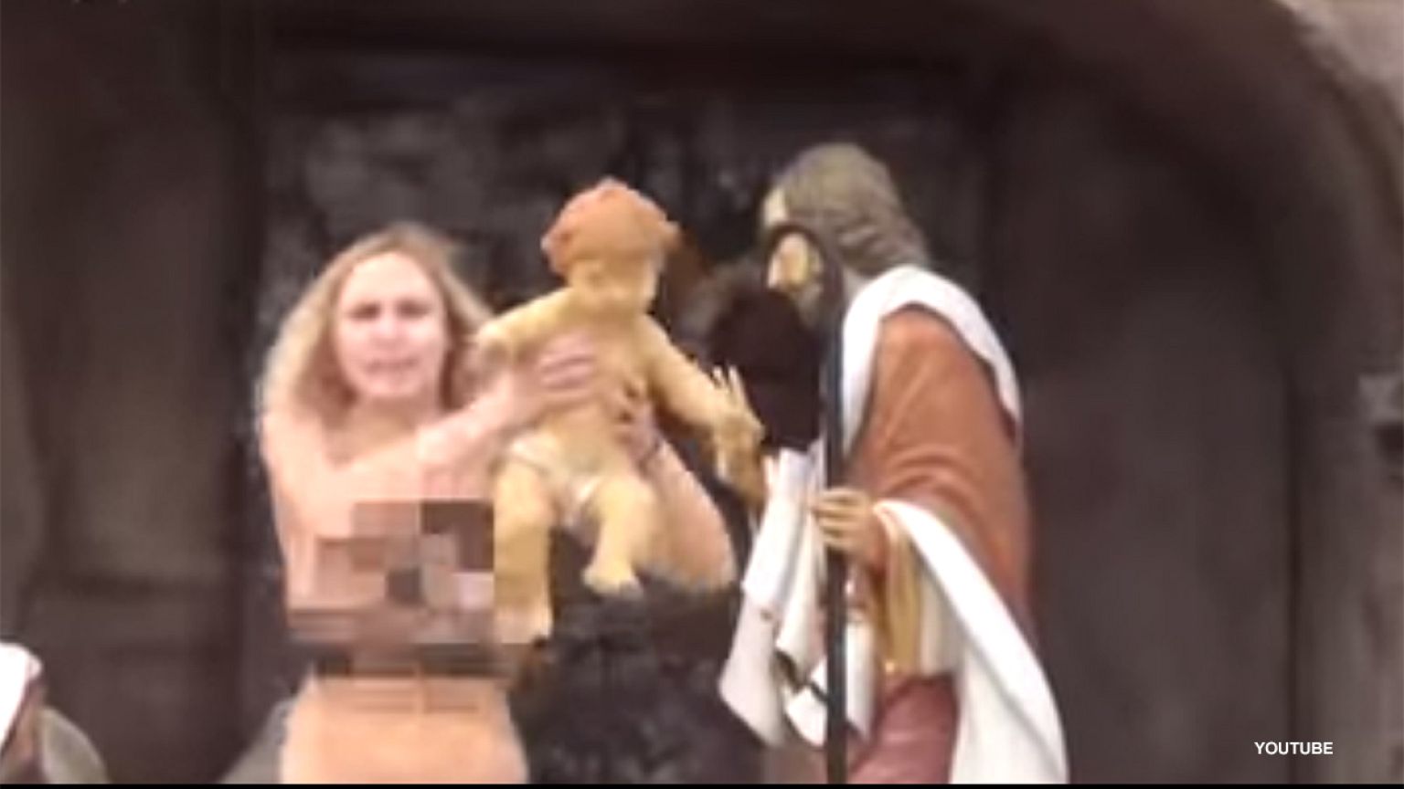Μία ακτιβίστρια FEMEN πήρε το Θείο Βρέφος από τη φάτνη στο Βατικανό!
