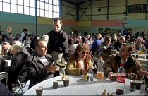 In coda per un pasto ad Atene. Eurostat: un terzo dei Greci a rischio povertà