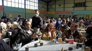 Cientos de griegos empobrecidos, en la comida de Navidad ofrecida por el Ayuntamiento de Atenas