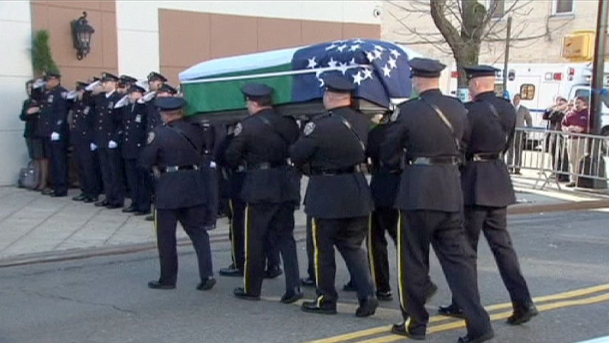 مراسم خاکسپاری یکی از دو افسر پلیس کشته شده در نیویورک