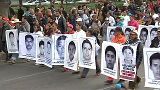 Familiares dos estudantes desaparecidos protestaram na cidade do México