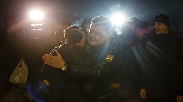 El presidente ucraniano Poroshenko recibe a los prisioneros liberados en el canje con los separatistas prorrusos El presidente ucraniano Poroshenko recibe a los prisioneros liberados en el canje con los separatistas prorrusos