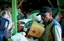 Na Indonésia, troca-se lixo por saúde