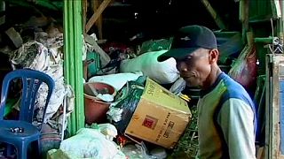 Na Indonésia, troca-se lixo por saúde