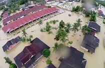 Φονικές πλημμύρες πλήττουν τη Μαλαισία - χιλιάδες εγκαταλείπουν τις εστίες τους