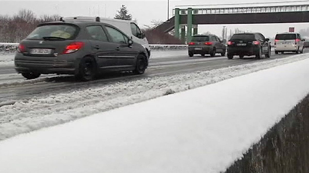 Starke Schneefälle in Frankreich führen zu Verkehrschaos