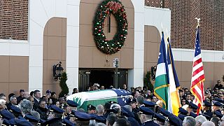 Usa, in migliaia ai funerali dell'agente ucciso, Biden: "Polizia di New York la migliore"