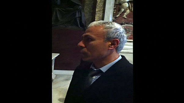 Ali Agca se recueille sur la tombe de Jean-Paul II au Vatican Ali Agca se recueille sur la tombe de Jean-Paul II au Vatican