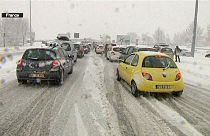 Wintereinbruch in Europa: Schnee und Eis machen Straßen unpassierbar