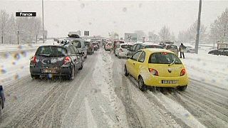 Thousands of cars stranded by snow in French Alps