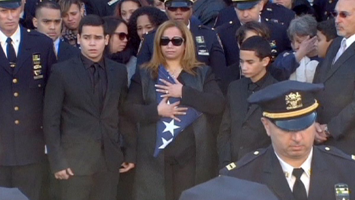 La policía de Nueva York da la espalda a su alcalde durante el funeral del agente Ramos