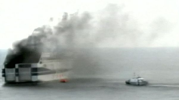 El mal tiempo dificulta el rescate del ferry italiano que sufrió un incendio en aguas griegas El mal tiempo dificulta el rescate del ferry italiano que sufrió un incendio en aguas griegas
