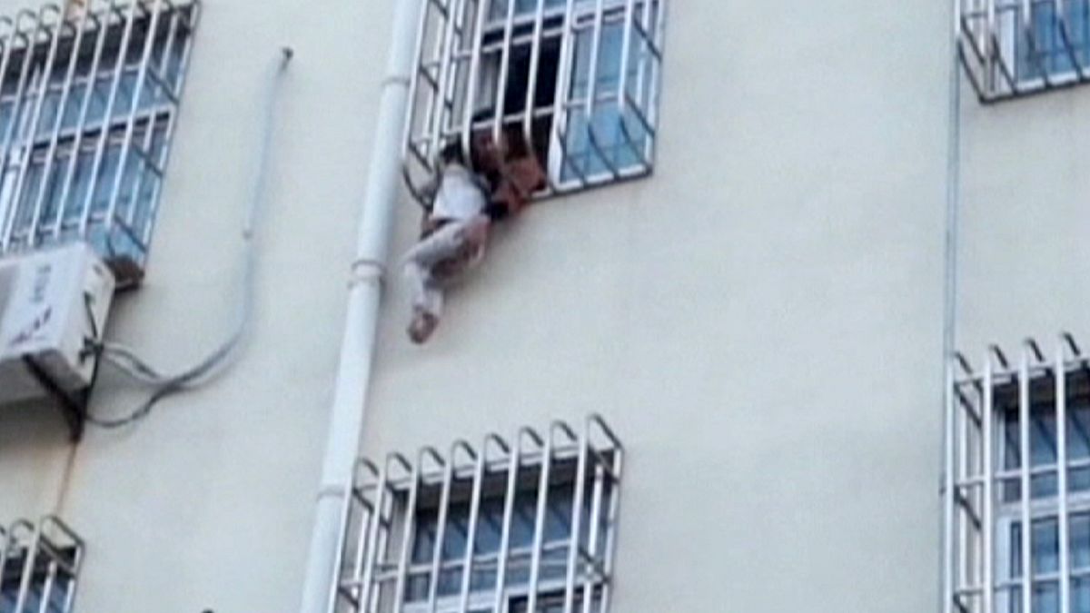 نجات پسر بچه از میان نرده های پنجره در چین