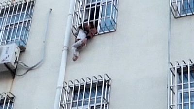 Κίνα: «Σφηνώθηκε» στο παράθυρο!