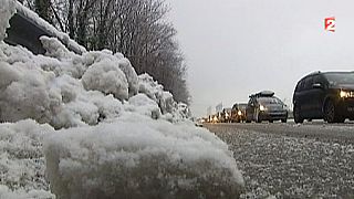 Neve provoca o caos na região dos Alpes franceses