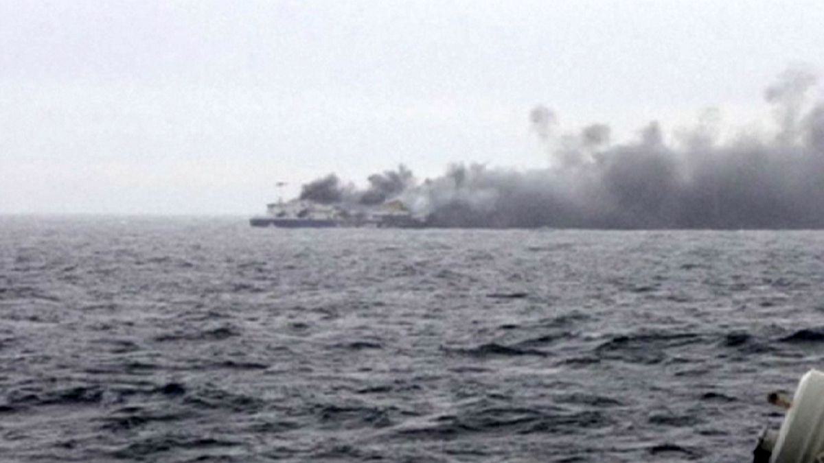 عملية كبيرة لانقاذ مئات الركاب العالقين على عبارة تحترق قبالة سواحل اليونان