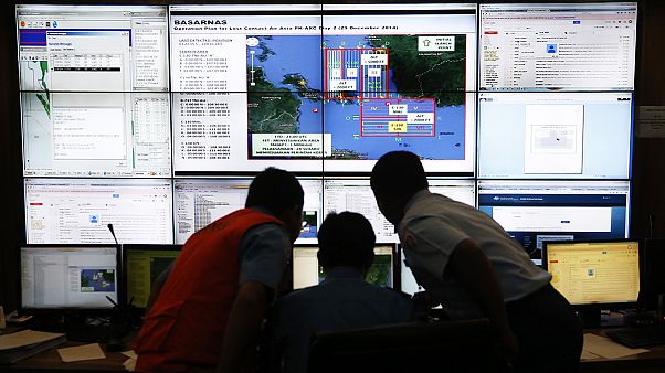 Tovább keresik az AirAsia vasárnap eltűnt repülőgépét Tovább keresik az AirAsia vasárnap eltűnt repülőgépét