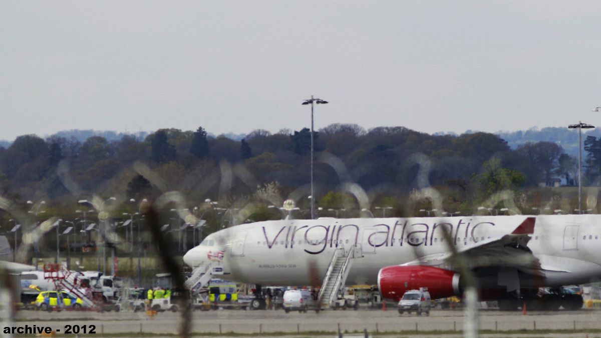 Virgin Atlantic airplane returns safely after landing gear problem
