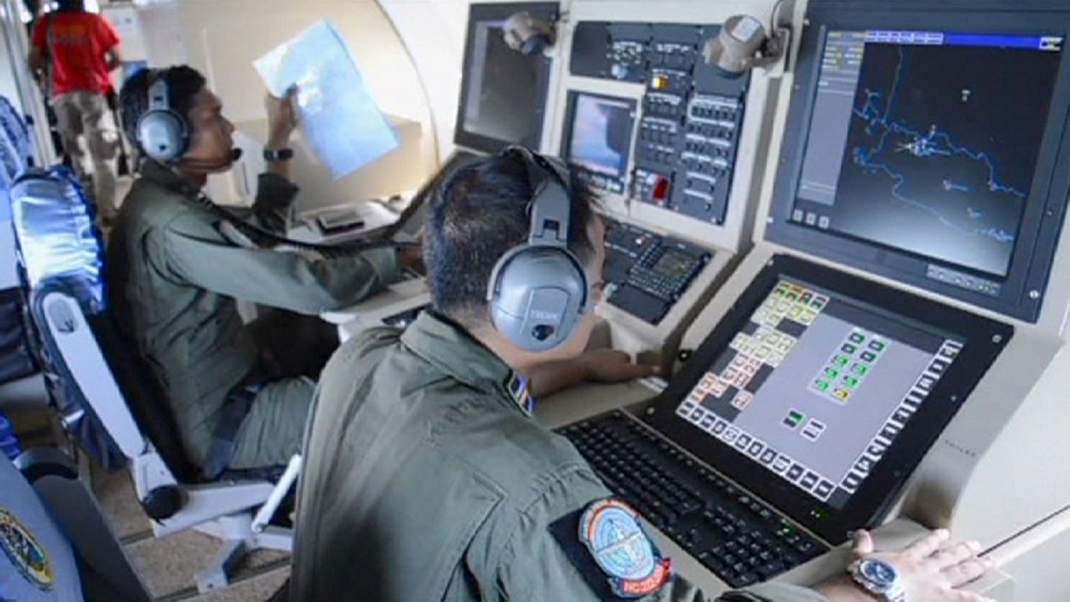 Continúa las tareas de búsqueda del AirAsia, el avión desaparecido el domingo en Indonesia