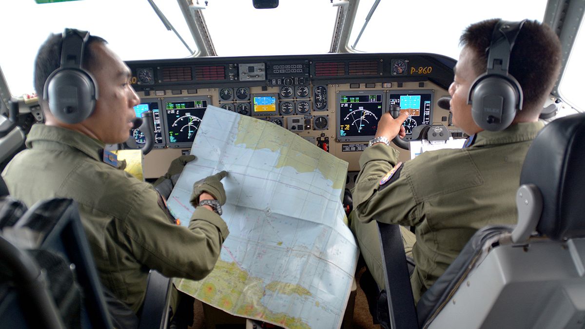 AirAsia: Συντρίμμια που μοιάζουν με πόρτα αεροσκάφους εντοπίστηκαν στη θάλασσα