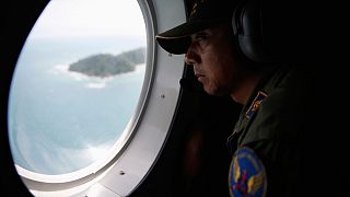 Rescatados los primeros cuerpos del avión de AirAsia desaparecido el domingo
