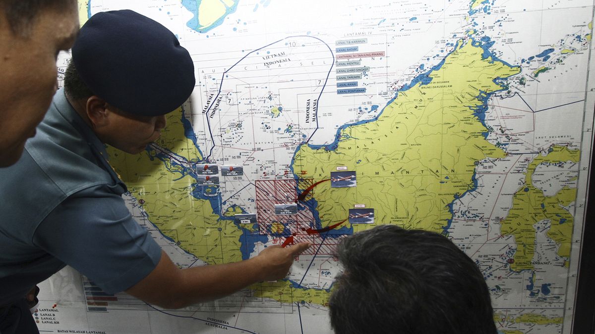 Volo AirAsia scomparso, trovati rottami e corpi nel Mar di Giava