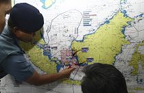 AirAsia: Εντοπίστηκαν συντρίμμια του αεροσκάφους - Ανασύρθηκαν 40 σοροί
