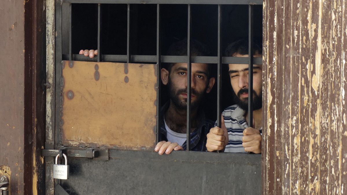 معتقلون في سجن حمص يضربون عن الطعام احتجاجا على استمرار احتجازهم