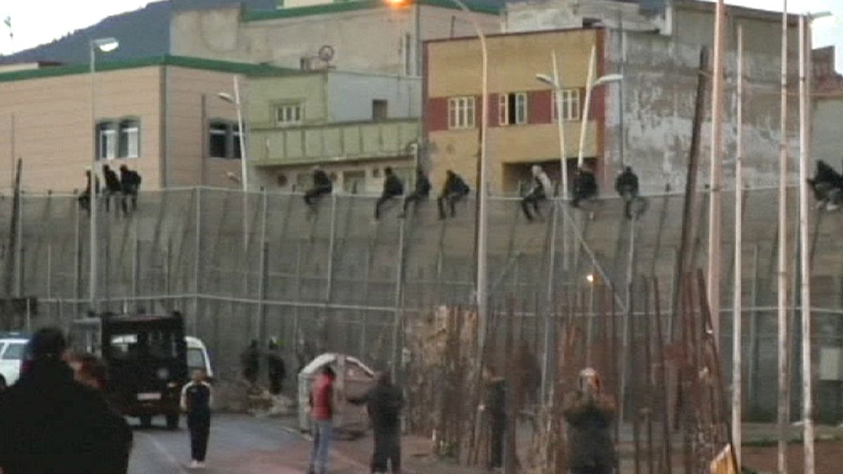 Un centenar de inmigrantes entra en Melilla tras un nuevo salto a la valla