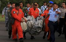 Endonezya uçağının enkazından cesetleri çıkarmak için çalışmalar devam ediyor