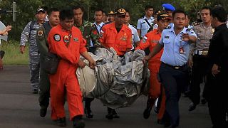 Massive operation to recover bodies from crashed AirAsia plane