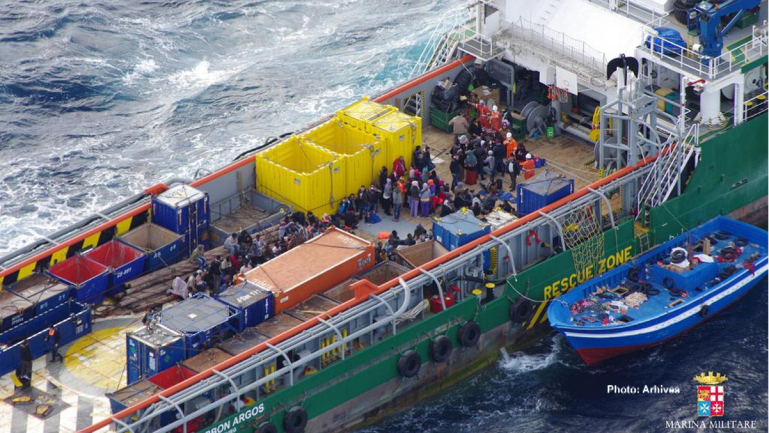 Los guardacostas italianos interceptan un carguero con cientos de inmigrantes a bordo