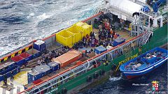 Navio intercetado estaria em piloto automático e com centenas de clandestinos