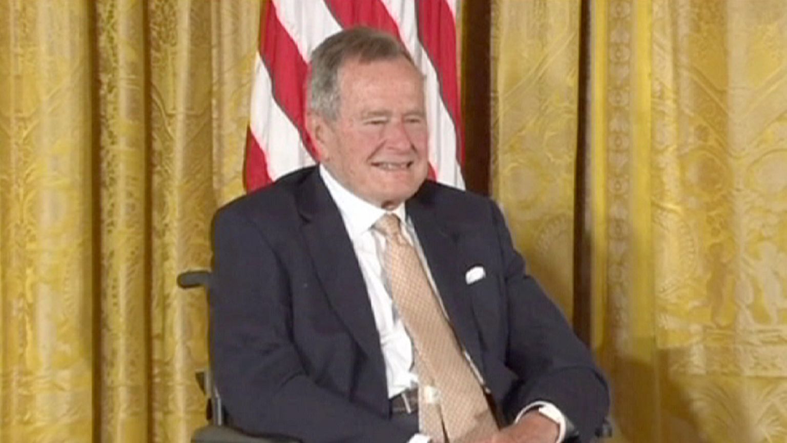 Bush elhagyhatta a kórházat