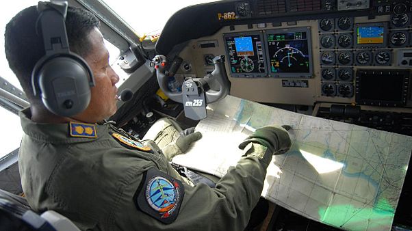 Sonar images appear to show crashed AirAsia plane on the seabed, as search resumes for victims Sonar images appear to show crashed AirAsia plane on the seabed, as search resumes for victims