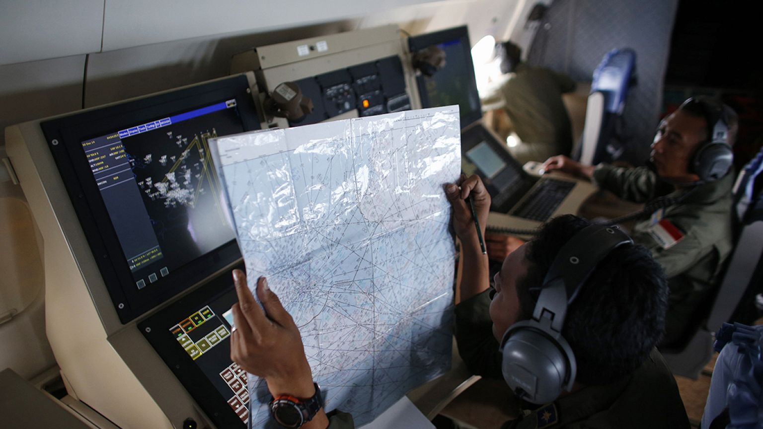 Los equipos de rescate detectan lo que podría ser el cuerpo principal del avión de AirAsia