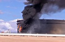 Milhões de toneladas de petróleo continuam a arder na Líbia