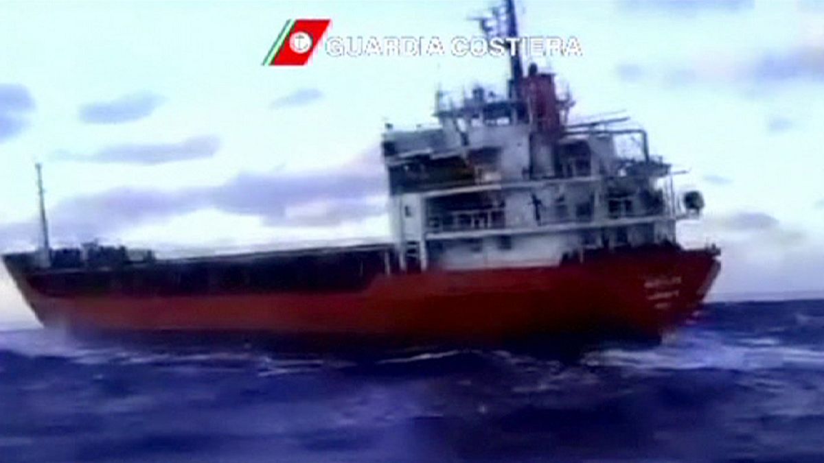 Yardım isteyen kaçak göçmen gemisi İtalya'ya demirledi