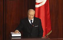 Tunísia: veterano do antigo regime toma posse como Presidente