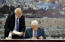 Abás firma la demanda de adhesión a la Corte Penal Internacional tras rechazar la ONU la resolución palestina