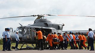Los equipos de rescate esperan a que mejore el tiempo para seguir buscando el avión de Air Asia en el mar