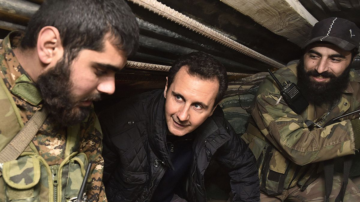 Al Asad visita a sus tropas en el frente a las afueras de Damasco