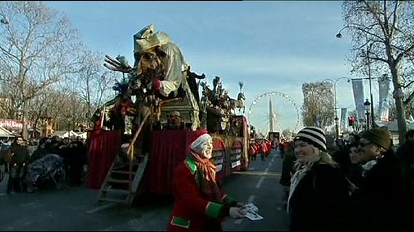 A Champs Elyseén is felvonulással ünnepelték az új évet A Champs Elyseén is felvonulással ünnepelték az új évet