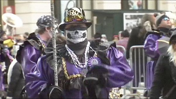 A Philadelphia sfilano i "mummers", guitti di Capodanno A Philadelphia sfilano i "mummers", guitti di Capodanno