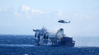 Ferry que ardeu no Mediterrâneo a caminho de Itália