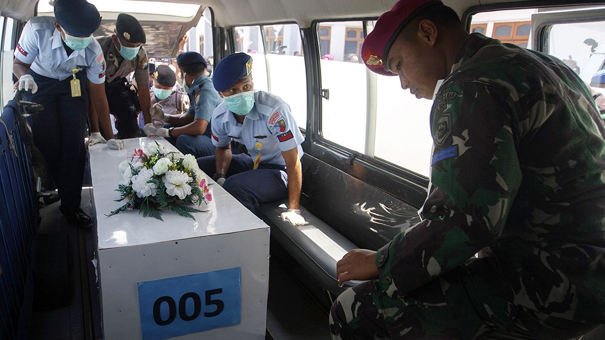 Újabb holttestek kerültek elő az Air Asia lezuhant járatáról